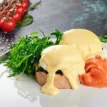 Receta casera de huevos benedictinos con salmón ahumado huvos bnedictinos