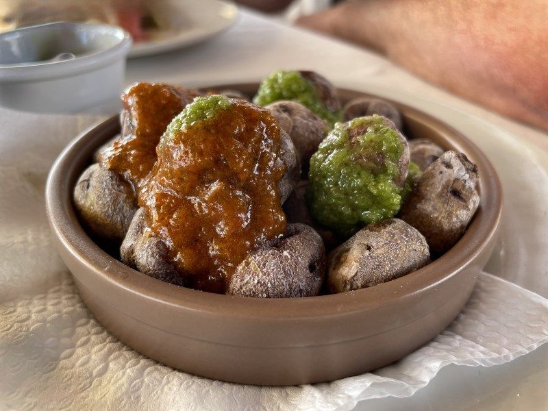 Papas arrugadas con mojo rojo y mojo verde