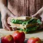 Receta casera de sándwich de pan integral con huevo, espinacas y pesto sándwich de pan integral