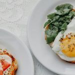 Receta casera de tostadas de batata con huevo poché tostadas de batata