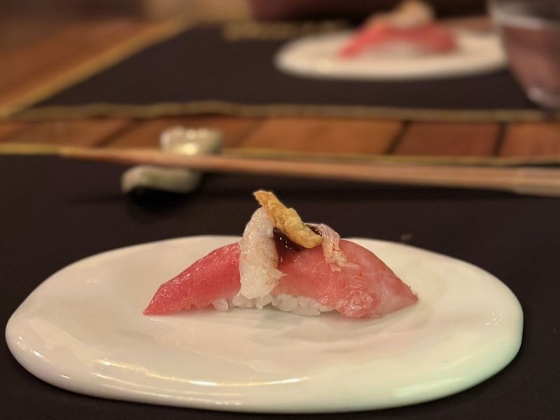 RESTAURANTE YUGO THE BUNKER - nigiri agashi con chipotle y gamba cristal