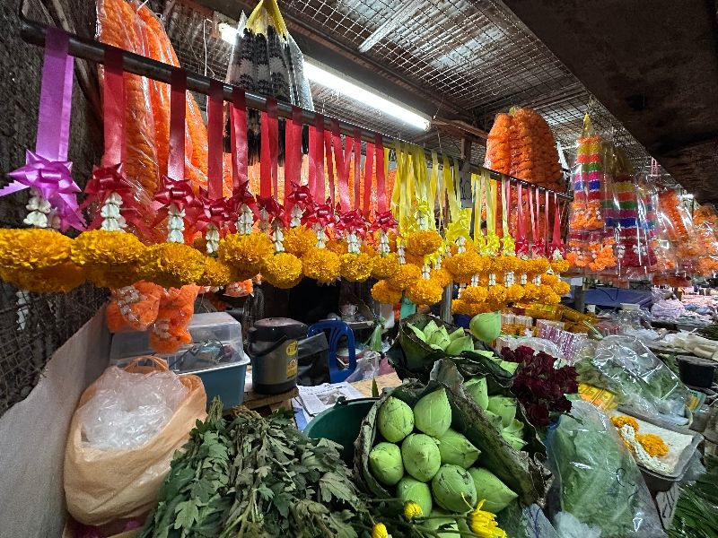 Mercado interior del tren guia viajar a Tailandia