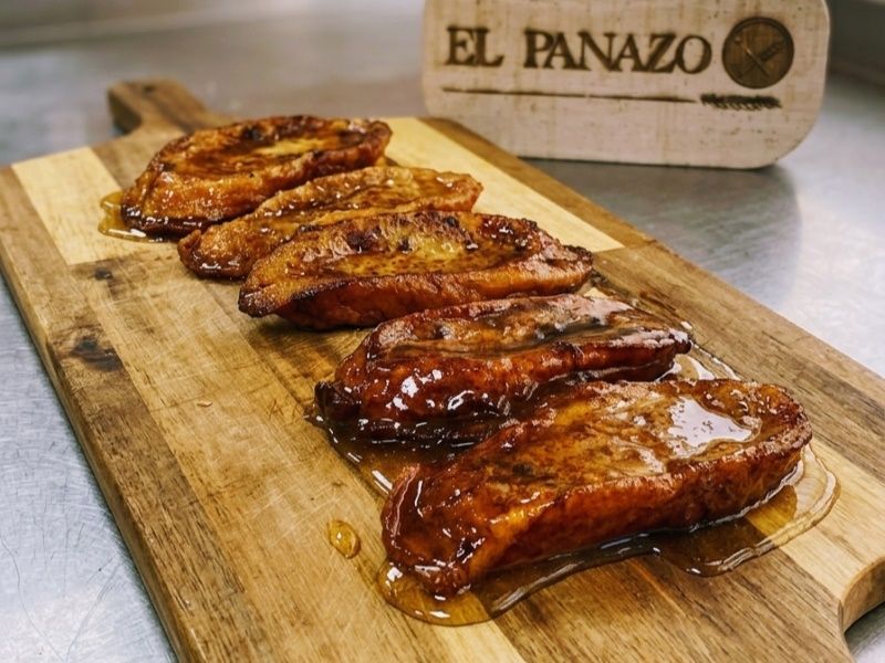 Torrijas tradicionales de EL PANAZO, en Madrid. De pan artesanal mezcla de brioche y roscón.