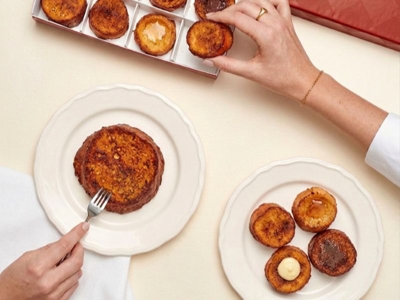 Torrijas de PASTELERÍA MALLORCA, en Madrid. De pan brioche infusionado en leche fresca, limón, naranja y canela. Minitorrijas.