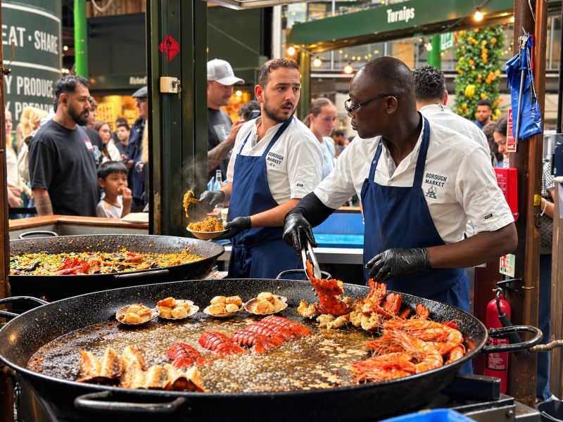 Comer en un mercado de Londres